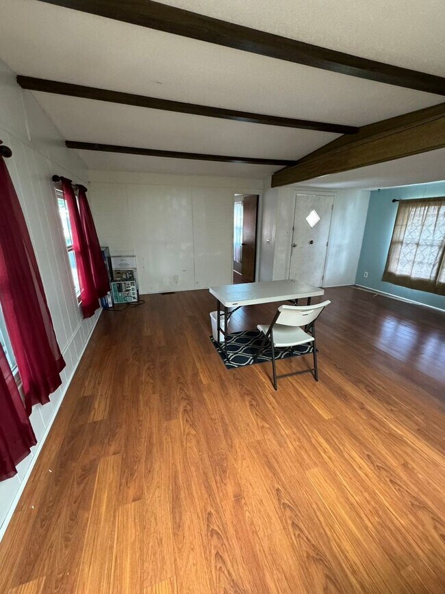 Building Photo - 2929 Saralake Dr S