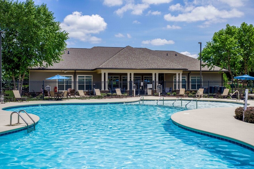 Primary Photo - Commonwealth at 31