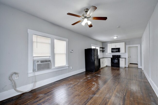 Building Photo - 1314 N Sabinas St