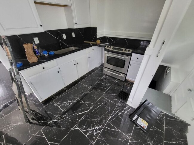 Building Photo - 1645 Larchmont Ave