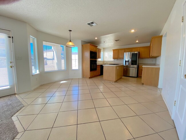 Building Photo - East El Paso 5Bed/3Bath Refrig A/C!