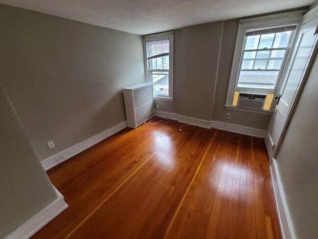 Building Photo - 3 Bedroom Single Family