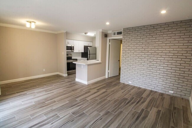 Building Photo - 2121 Fountain View Dr