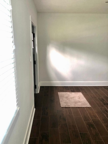 Building Photo - 1206 E Main St