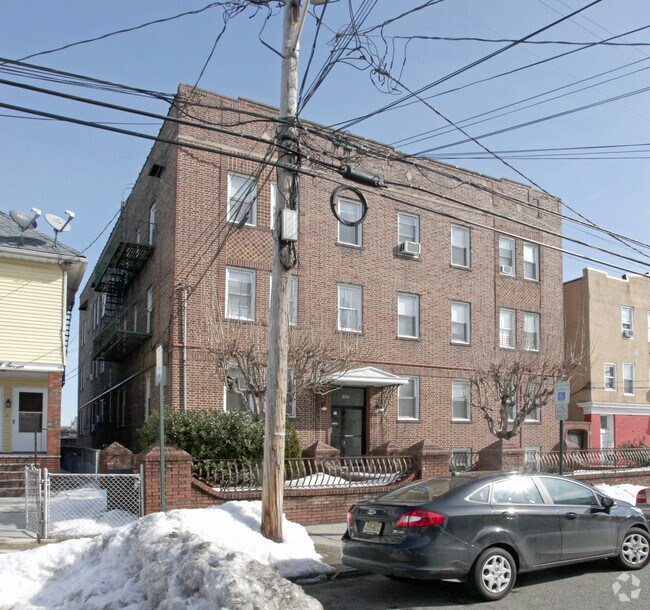 Building Photo - 1043-1045 Louisa St