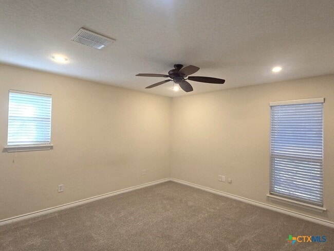 Building Photo - 406 Oak St