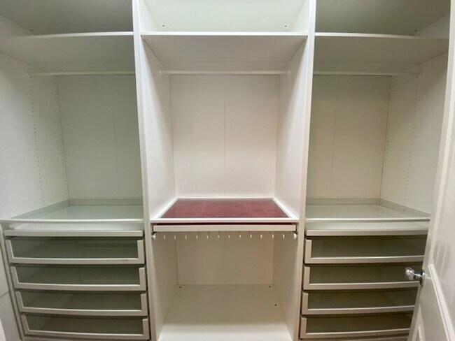 Building Photo - Unique Single Family 2/2 home