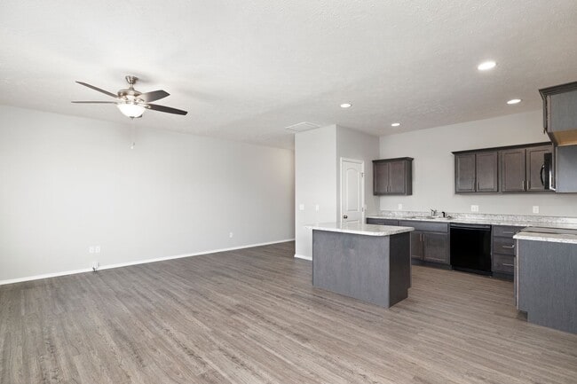 Building Photo - Fully Fenced 3 Bedroom Duplex