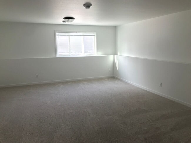 Building Photo - 4 Bed 3 Bath Twin Home