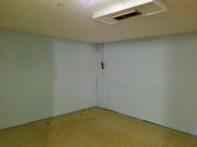 Building Photo - FRESH Paint!  Sprawling, Hurstbourne Ranch with Basement!  3 Bedrooms, 3 Full Baths, Hardwood Flo...