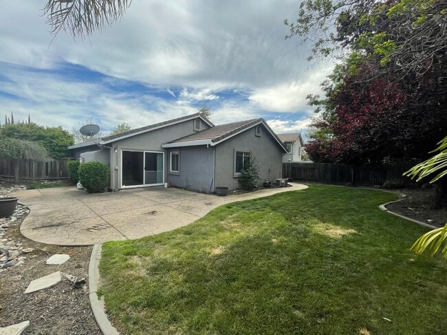 Building Photo - Charming 3-Bedroom Home in Folsom – Move i...