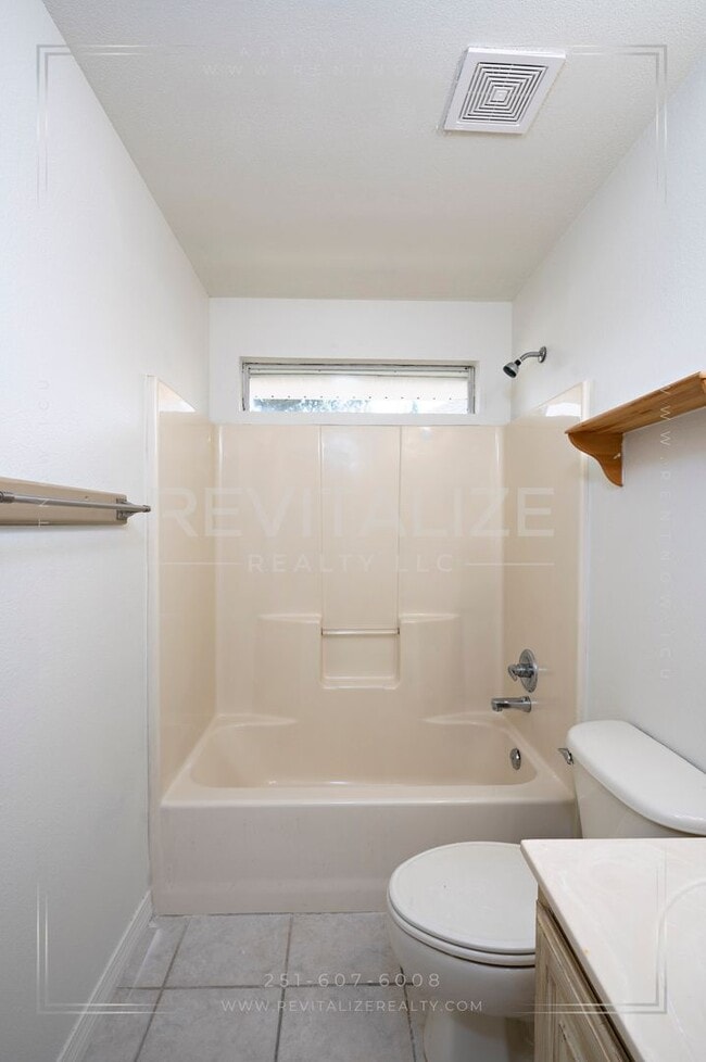 Building Photo - Lovely 3 Bed 2 Bath Brick Home Just Minutes from the Beach!