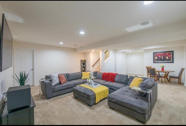 Building Photo - 6143 Brandon Dr