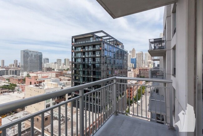 Building Photo - 1 bedroom in Chicago IL 60654