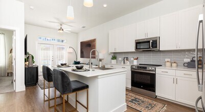Building Photo - Luxe Living + $750 Gift Card Special!