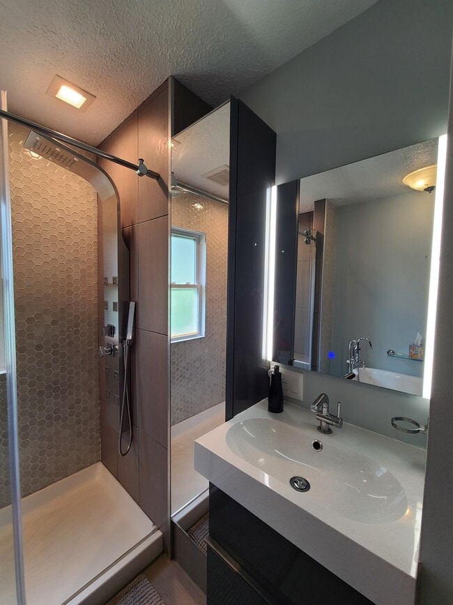 Building Photo - Partially Furnished 3-Bedroom Home with Fe...