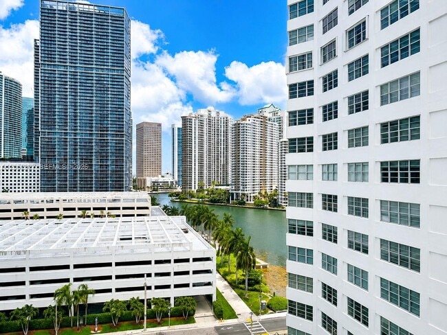 Building Photo - 825 Brickell Bay Dr