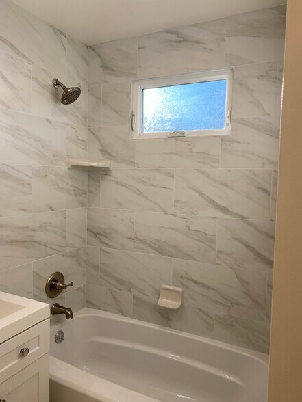 Master Bathroom Shower/Tub - 232 Hazelwood Dr