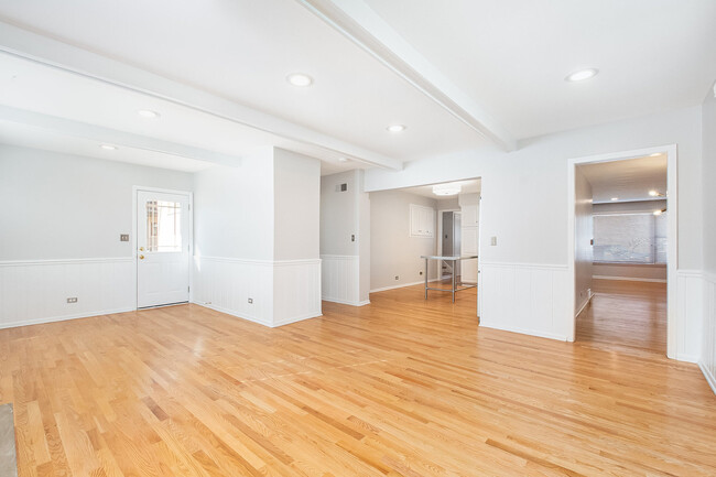 Building Photo - 370 Prairie Ave
