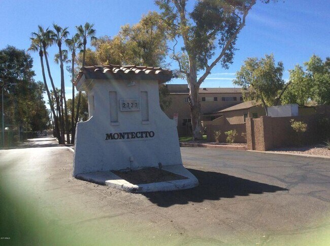 Building Photo - 2694 E Oakleaf Dr