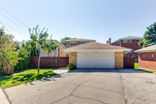 Building Photo - 1315 N Northwest Hwy