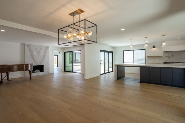 Building Photo - Gorgeous Fully Remodeled 5 Bedroom Home wi...