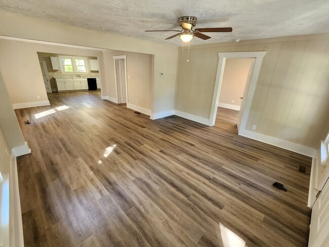Building Photo - Spacious 2-Bedroom, 1-Bathroom Home AVAILABLE NOW!!