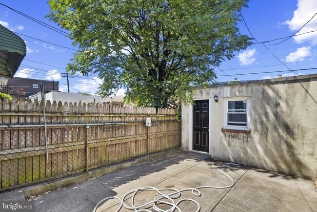 Building Photo - 250 S Highland Ave