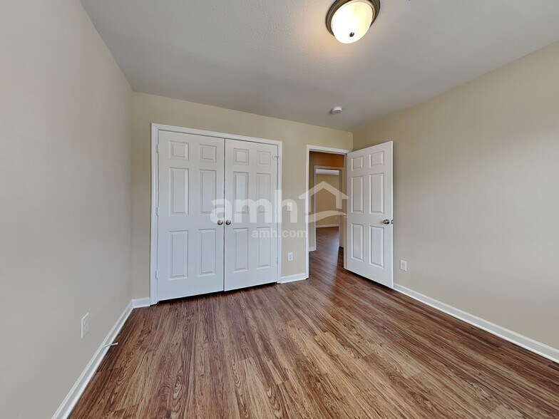 Building Photo - 502 Walnut Crossing Dr