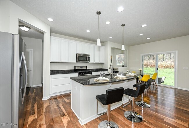 Building Photo - 4816 Lake View Dr