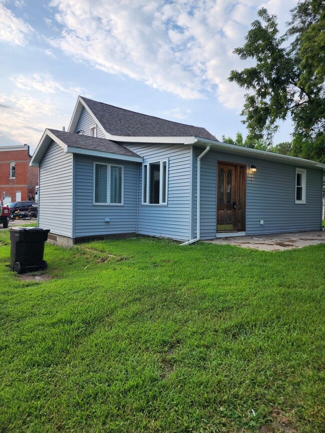 Building Photo - Small town living!