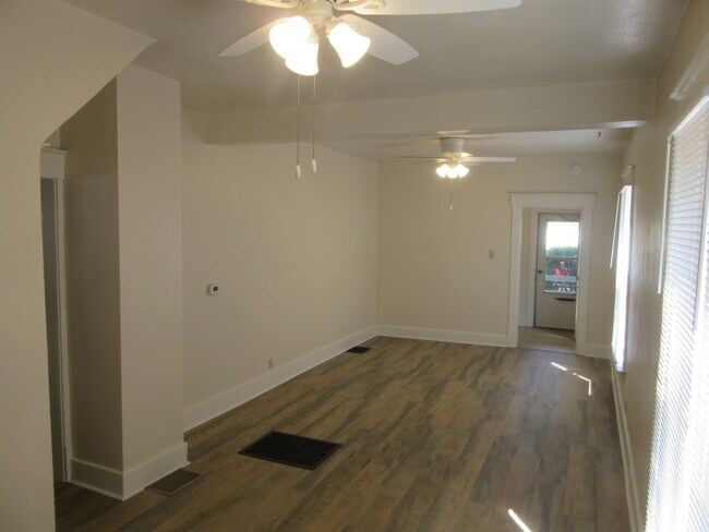 Building Photo - 605 N State St