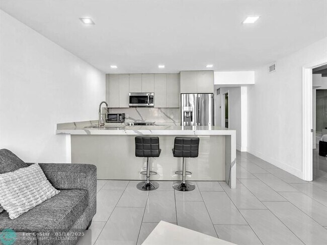 Building Photo - 3725 S Ocean Dr