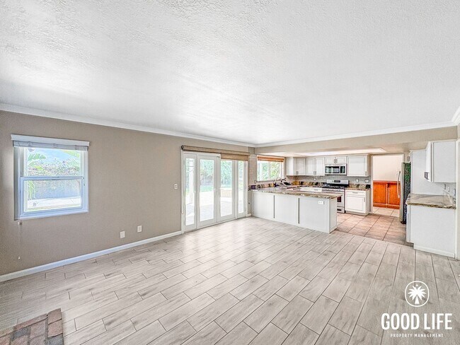 Building Photo - SD: Stunning 4BD/3BA Home in Vista with Panoramic Views, Private Balcony & Large Yard