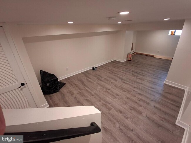Building Photo - 5751 Larchwood Ave