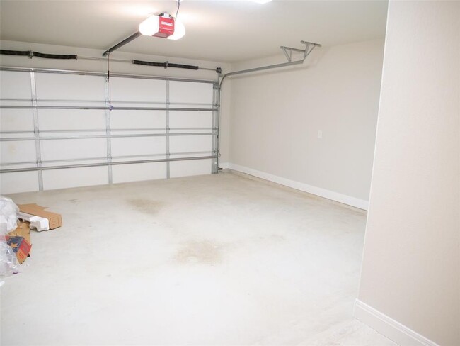 Building Photo - 2 Rosewood Cir