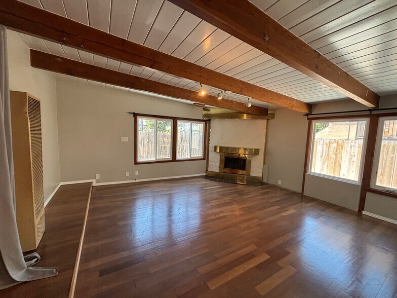Building Photo - 4110 1/2 Pepper Dr
