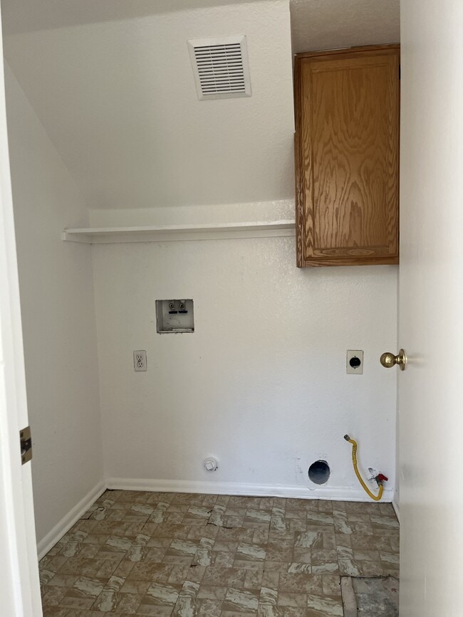 Building Photo - 1640 Oleander Dr