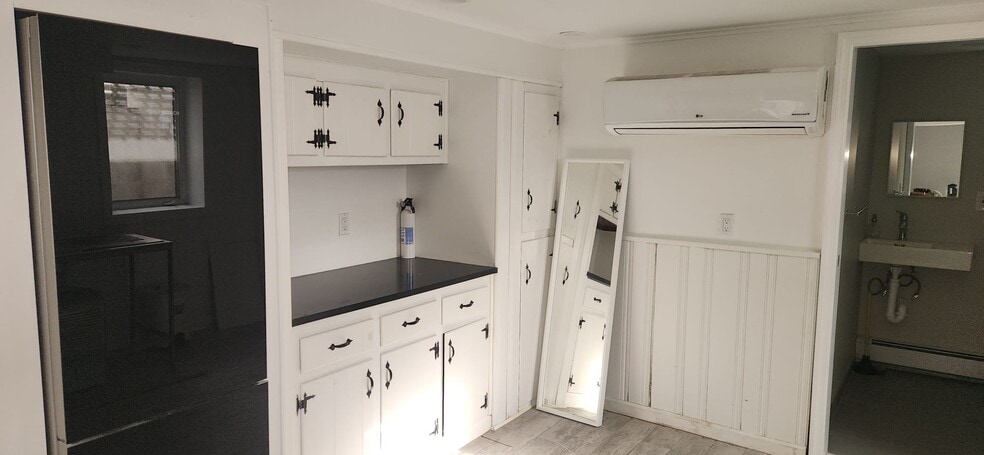 Building Photo - 1984 Front St