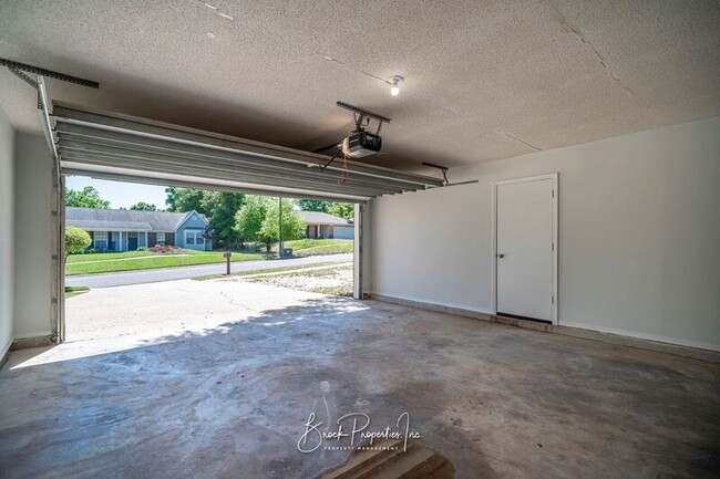 Building Photo - 7811 Woodpointe Dr