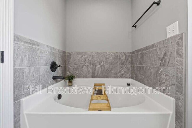 Building Photo - 1259 Eagle's View Dr