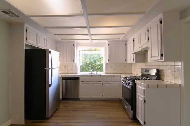 Building Photo - 8806 Haskell Ave