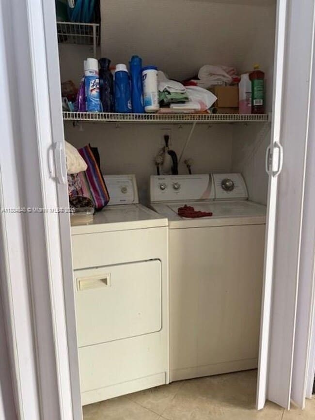 Building Photo - 6245 SW Kendale Lakes Cir