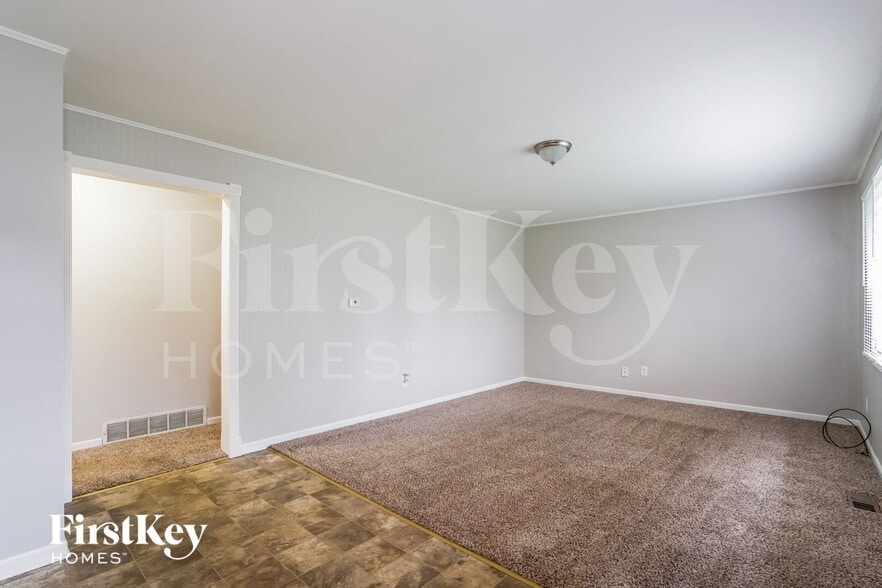 Building Photo - 104 E Oak St