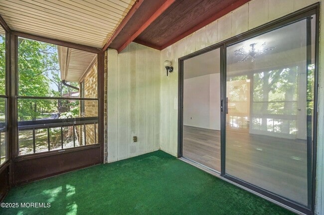 Building Photo - 120 Amberly Dr