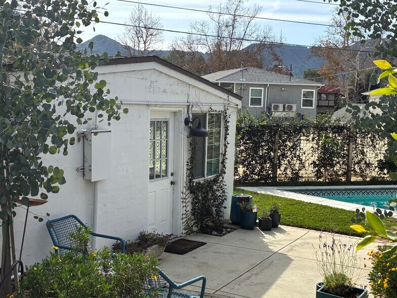 Building Photo - 1223 S Chavez St