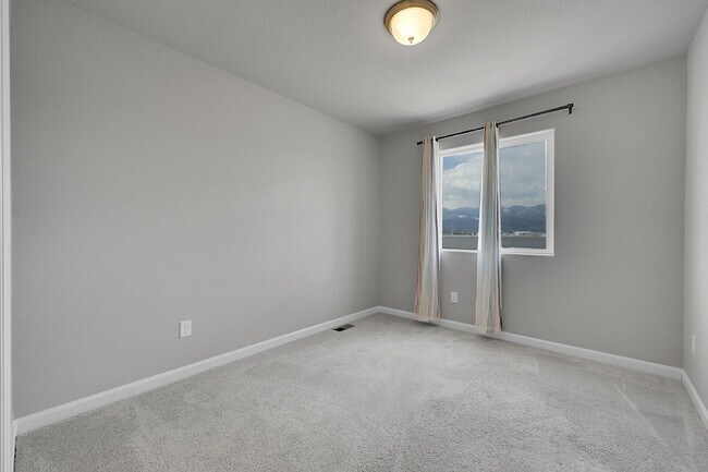 Building Photo - $2,150 - 3 Bed, 2.5 Bath Updated Townhome ...