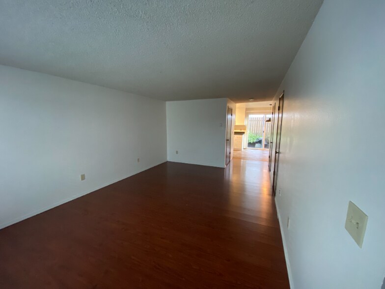 Building Photo - 1220 N 137th St