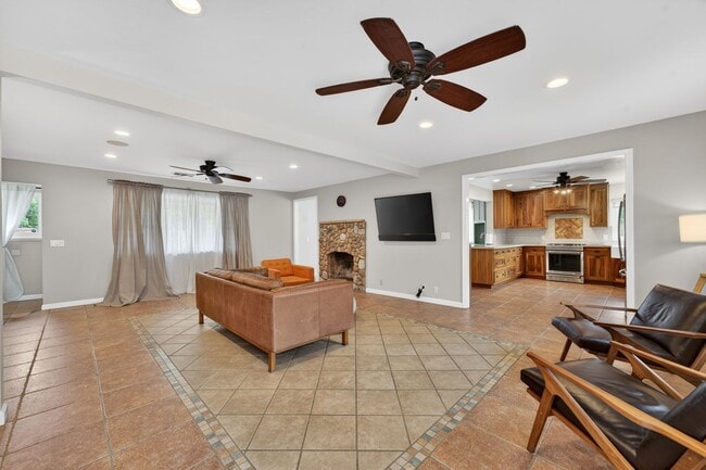 Building Photo - 420 Colusa Pl