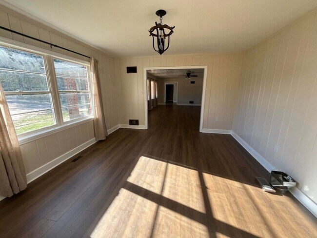 Building Photo - Large country home on private acreage